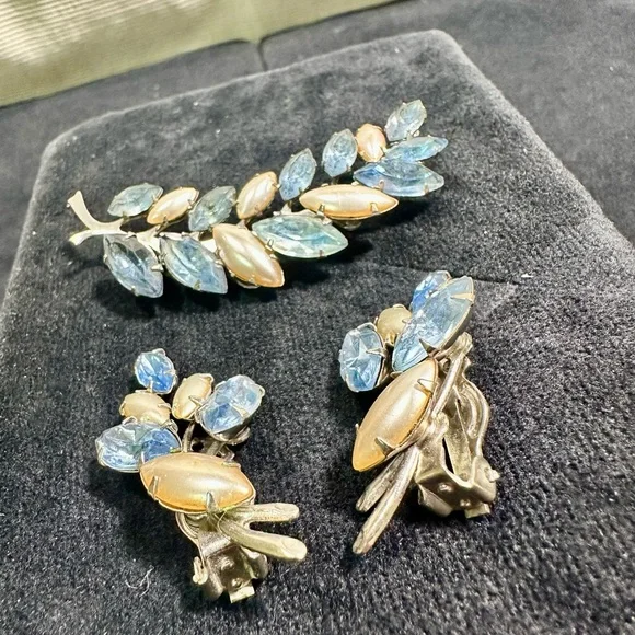 Vtg: signed BEAU JEWELS Faux Pearl & Powder Blue Rhinestone Brooch & Earring Set - Picture 3 of 6